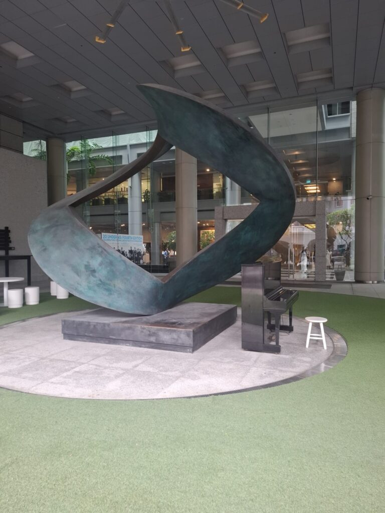 シンガポール・シティー・ギャラリーの前の立体アートワーク