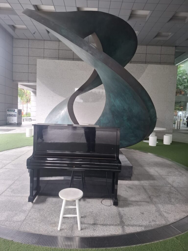 シンガポール・シティー・ギャラリーの前のピアノ