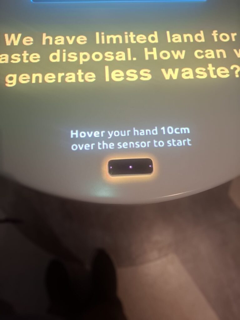 体験型展示　黒いセンサー