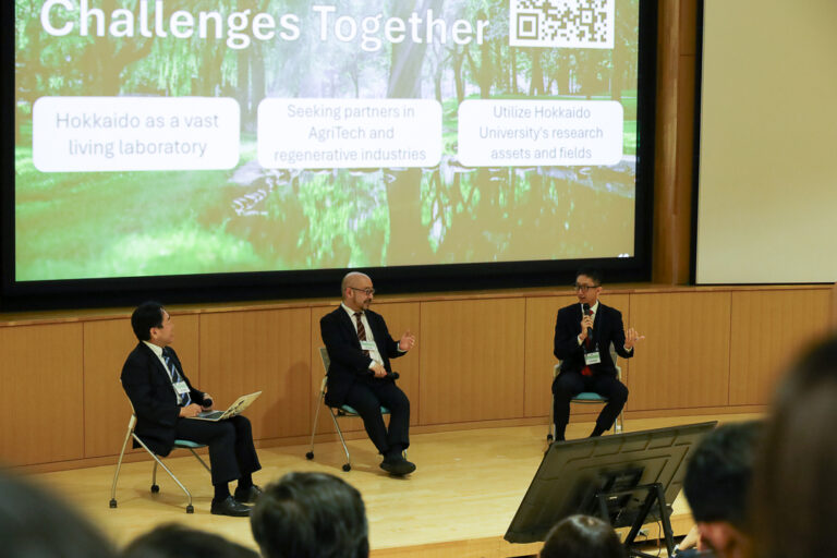 北海道大学主催の第46回 ASEAN+3 Bond Market Forum(ABMF)の座談の様子。右が安田哲。
